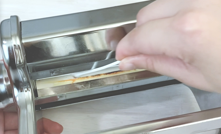 running q-tip allow pasta machine guide blade